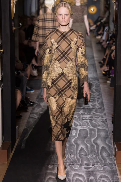 Look 10